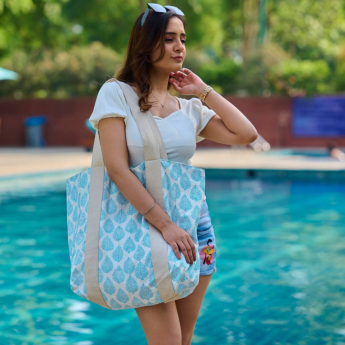 A single green leaf against a white background.